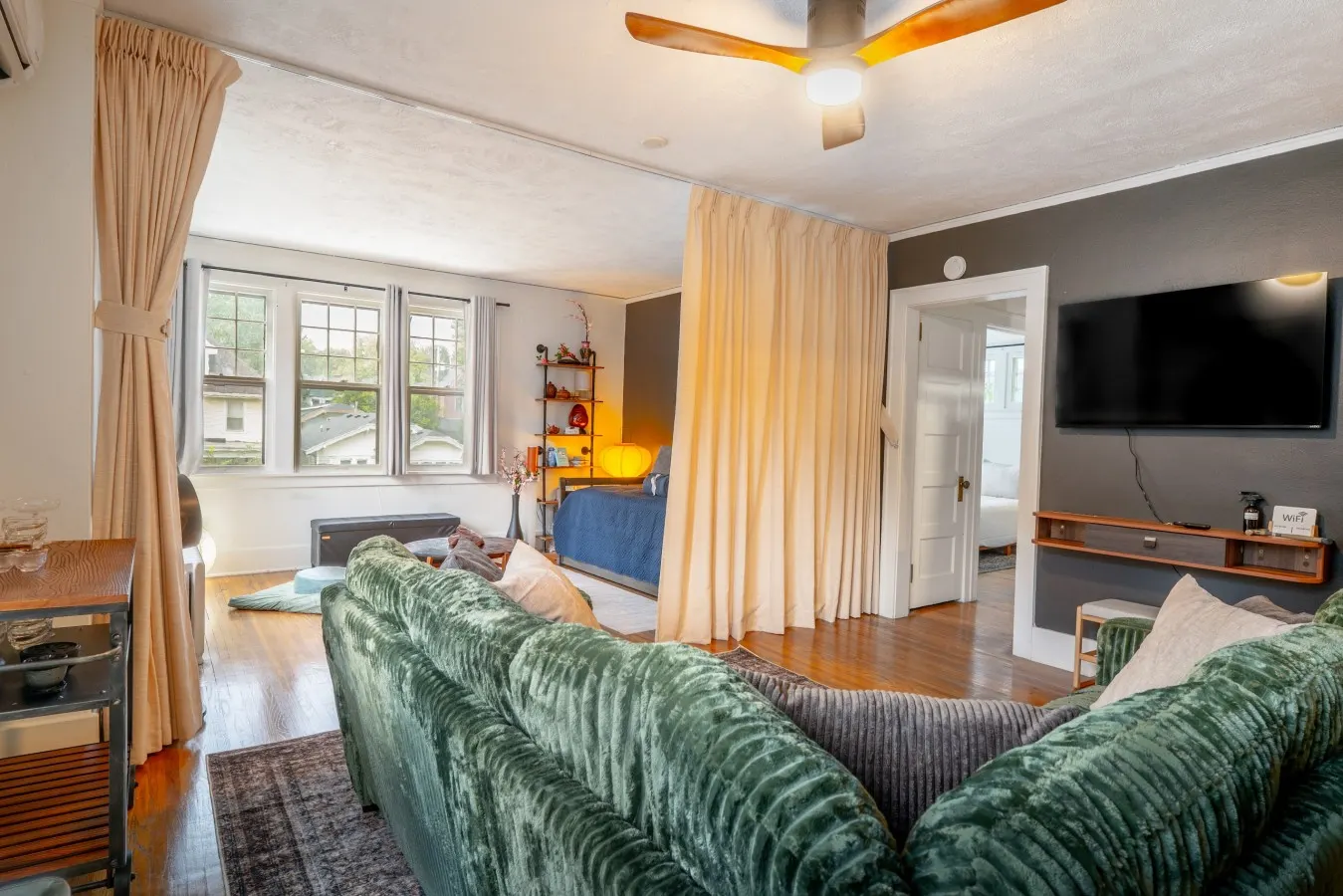 Kyoto Teahouse: Hot tub, sleeps 5, walk downtown 8