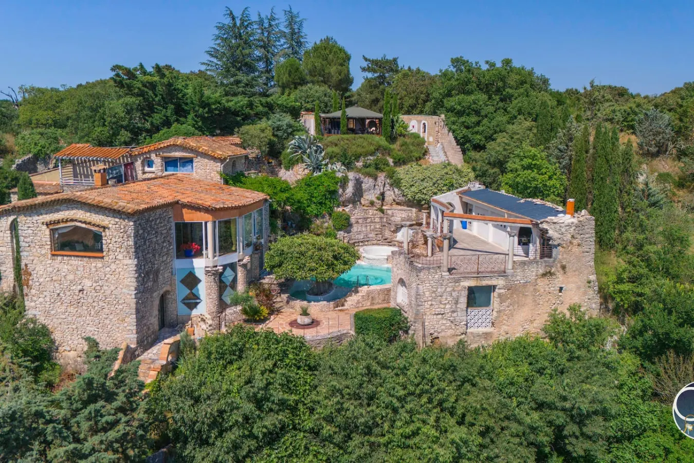 Charmante maison en pierre avec piscine privée 9