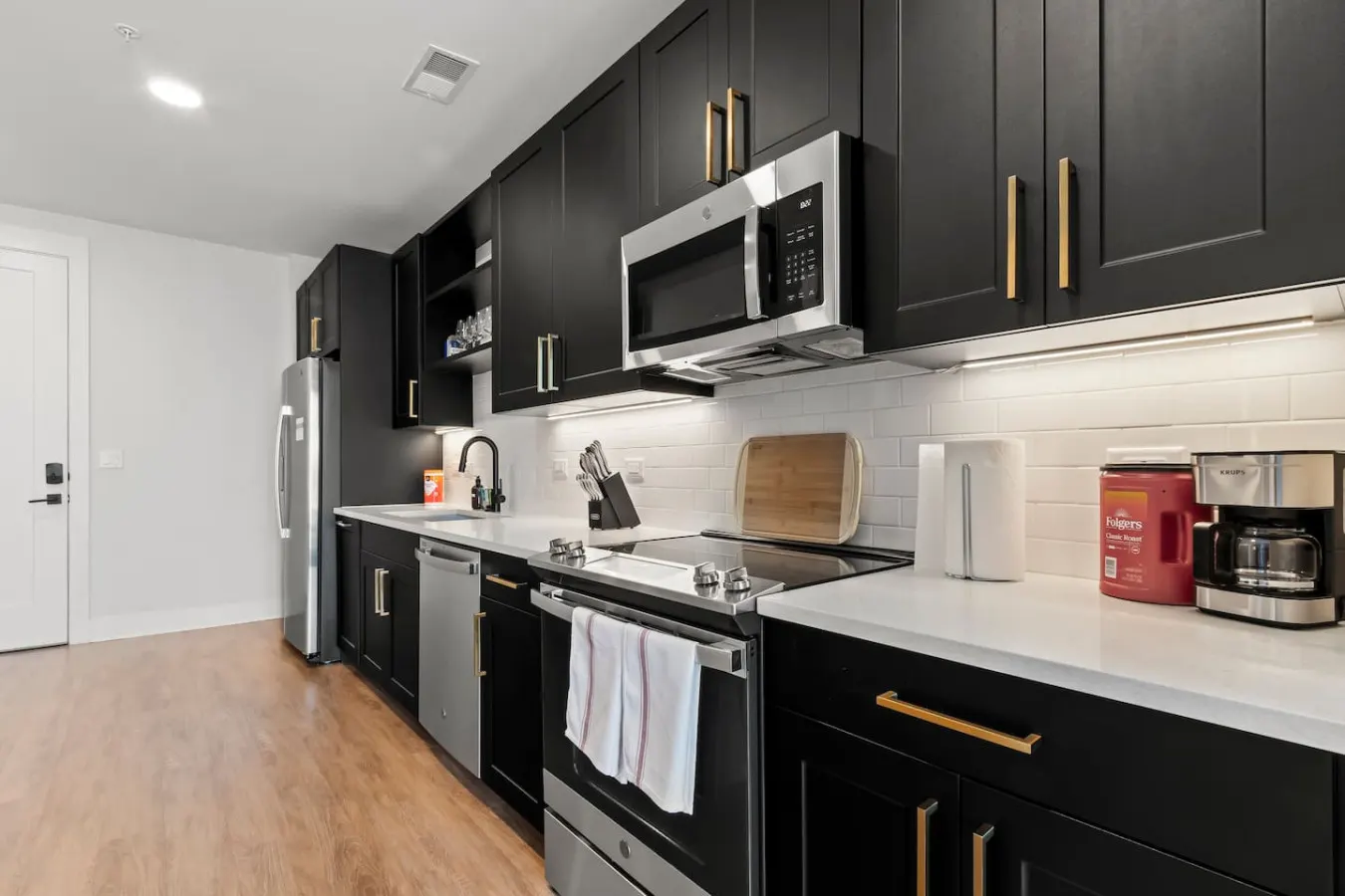 Beautiful Modern 1BD | Walk to Raymond James Stadium — photo 3
