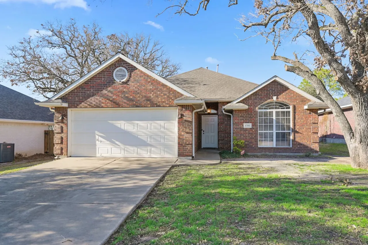 Rustic Aggie: 9 Min to Kyle Field + Pet-Friendly 2