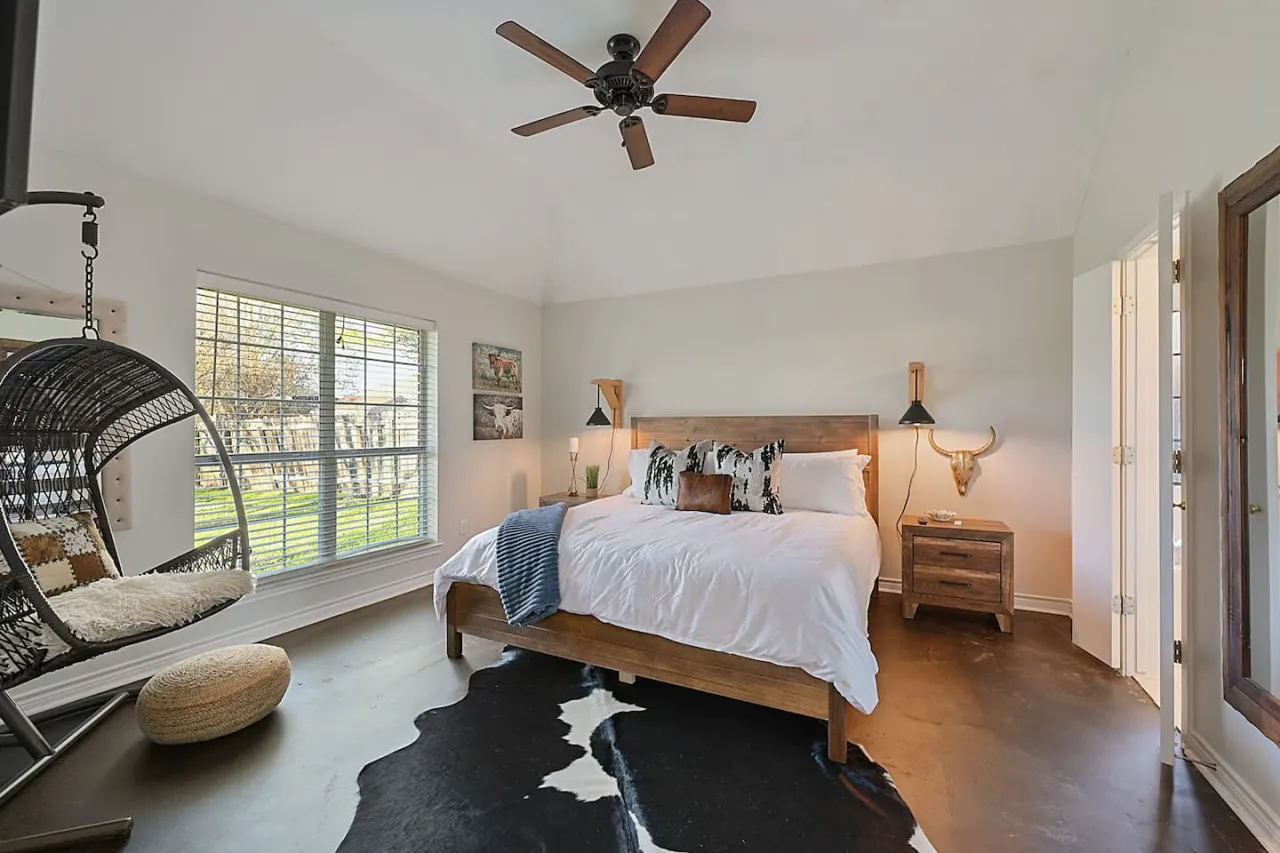 Rustic Aggie: 9 Min to Kyle Field + Pet-Friendly 9