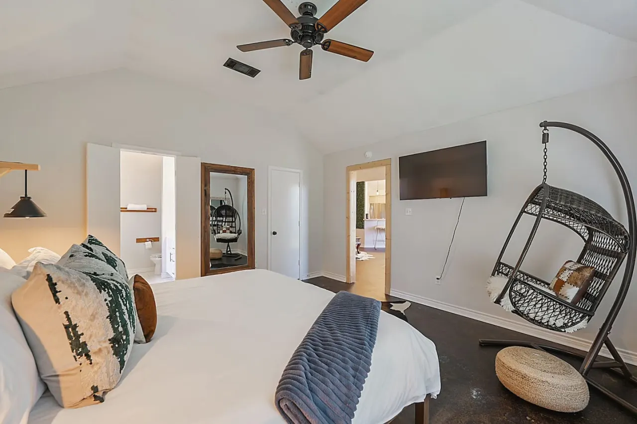 Rustic Aggie: 9 Min to Kyle Field + Pet-Friendly 10