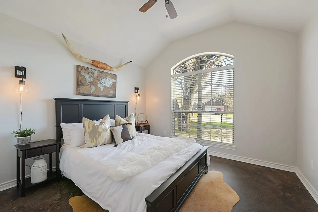 Rustic Aggie: 9 Min to Kyle Field + Pet-Friendly 12