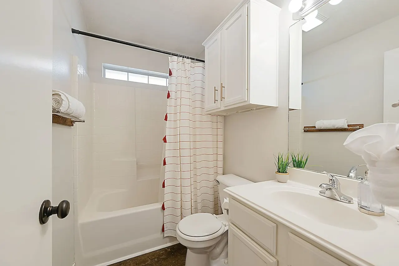 Rustic Aggie: 9 Min to Kyle Field + Pet-Friendly 13