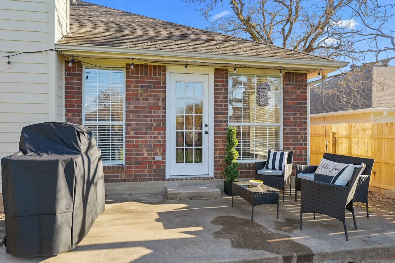 Rustic Aggie: 9 Min to Kyle Field + Pet-Friendly 16