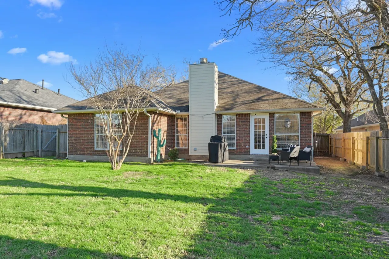 Rustic Aggie: 9 Min to Kyle Field + Pet-Friendly 17
