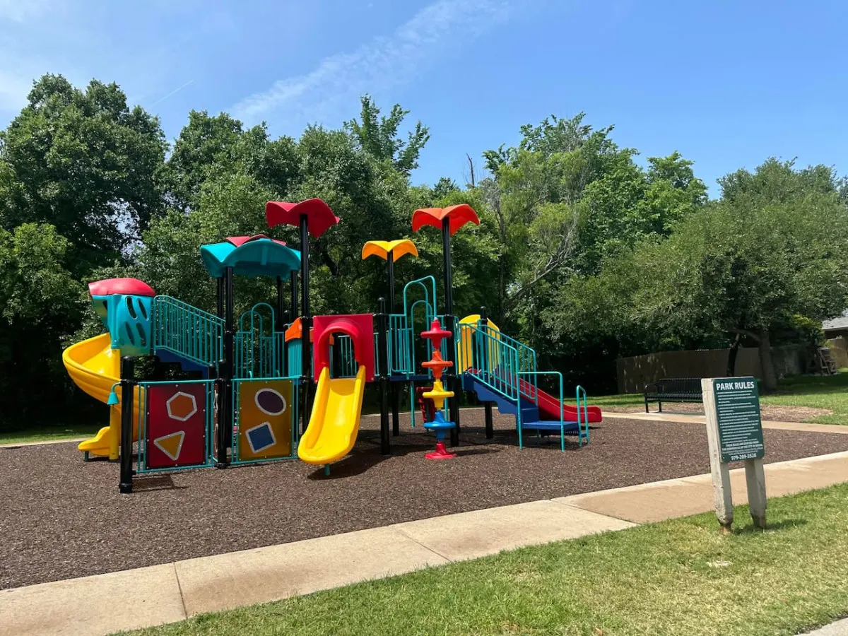 Rustic Aggie: 9 Min to Kyle Field + Pet-Friendly 19