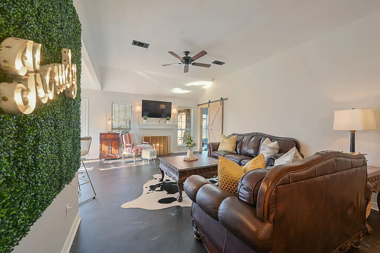 Rustic Aggie: 9 Min to Kyle Field + Pet-Friendly 3