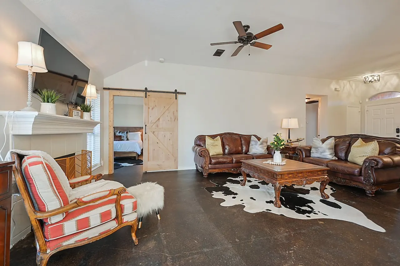 Rustic Aggie: 9 Min to Kyle Field + Pet-Friendly 4