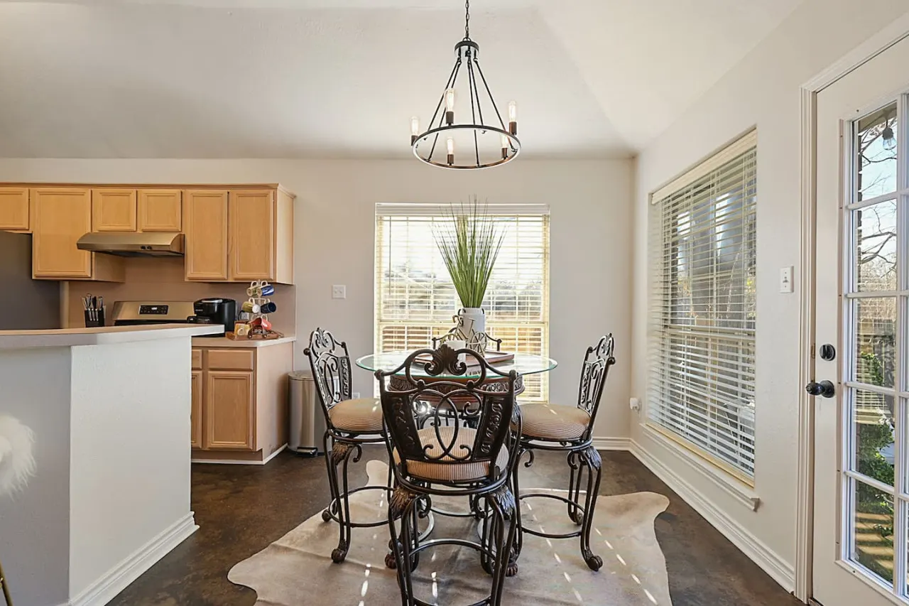 Rustic Aggie: 9 Min to Kyle Field + Pet-Friendly 8