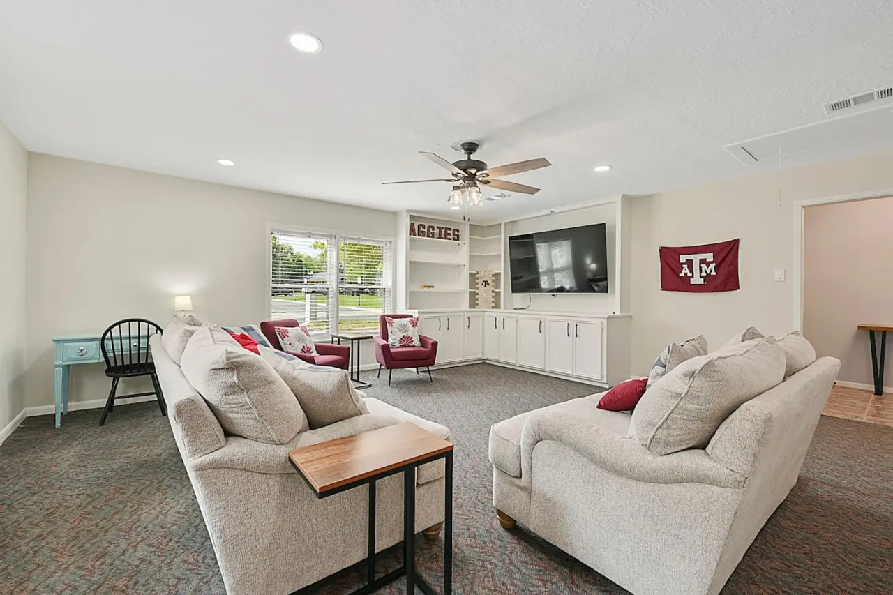 The Gathering Place: 4 BR+Yard