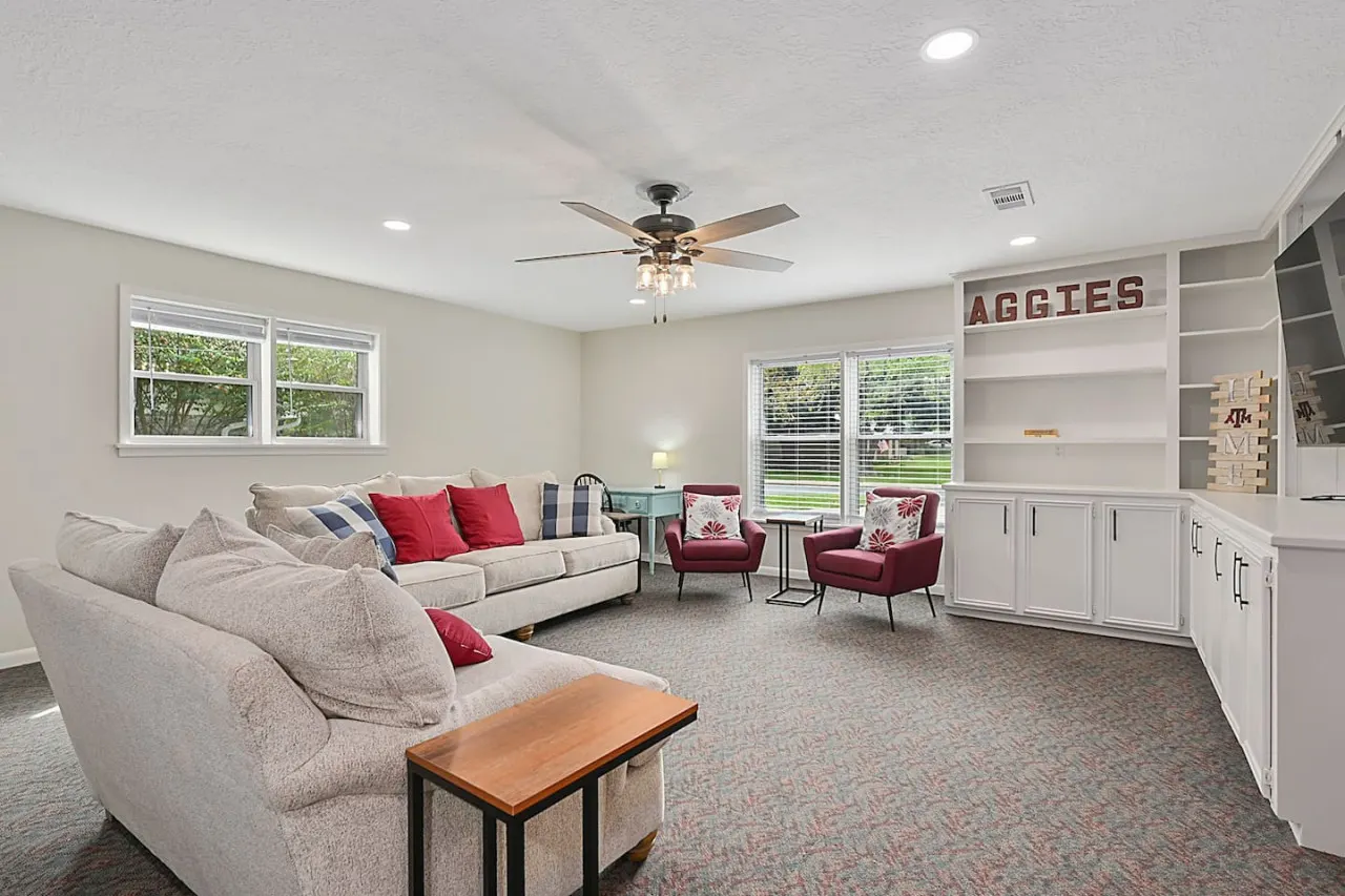The Gathering Place: 4 BR+Yard — photo 2