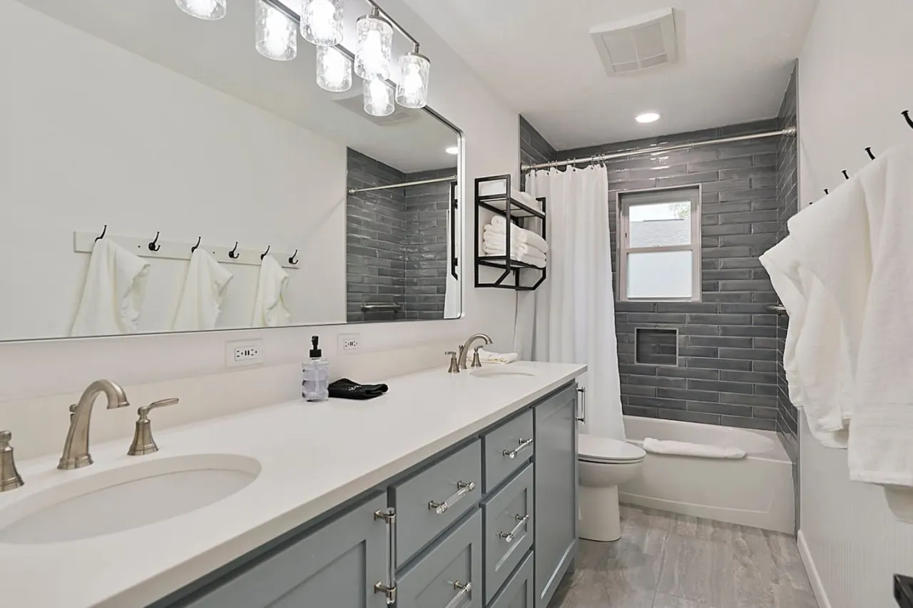 The Gathering Place: 4 BR+Yard 17