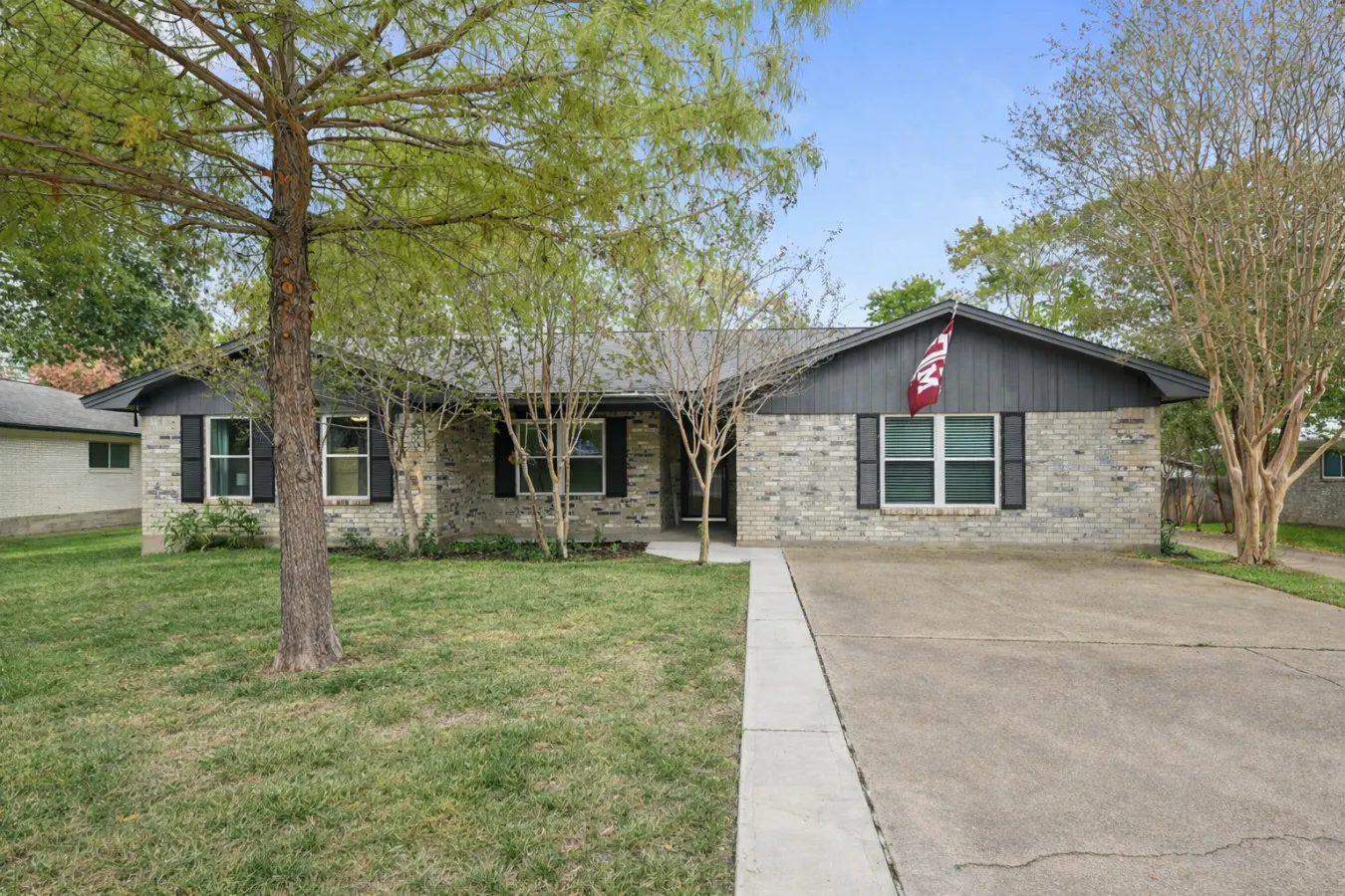 The Gathering Place: 4 BR+Yard 20