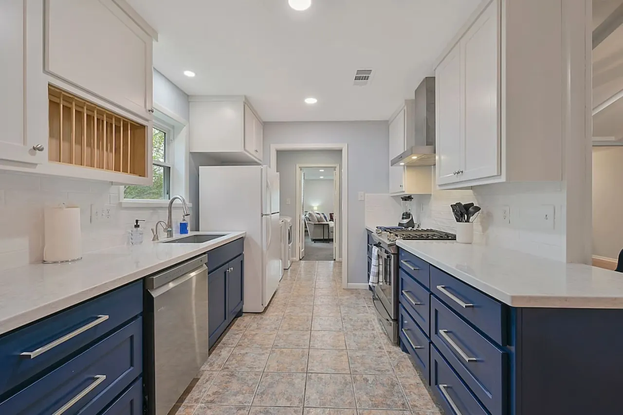 The Gathering Place: 4 BR+Yard — photo 3