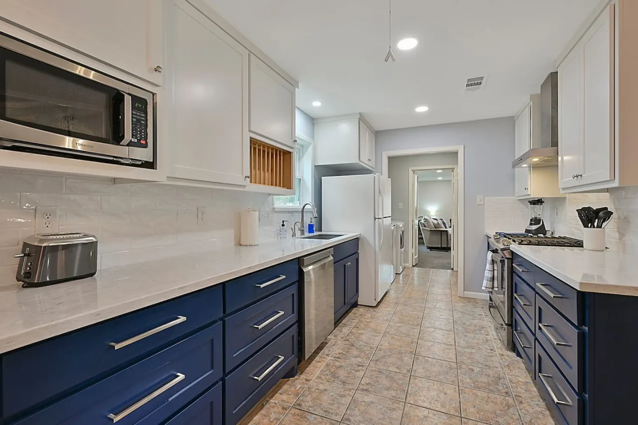 The Gathering Place: 4 BR+Yard — photo 4