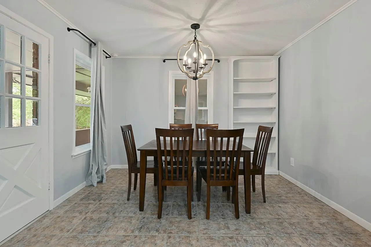 The Gathering Place: 4 BR+Yard — photo 5