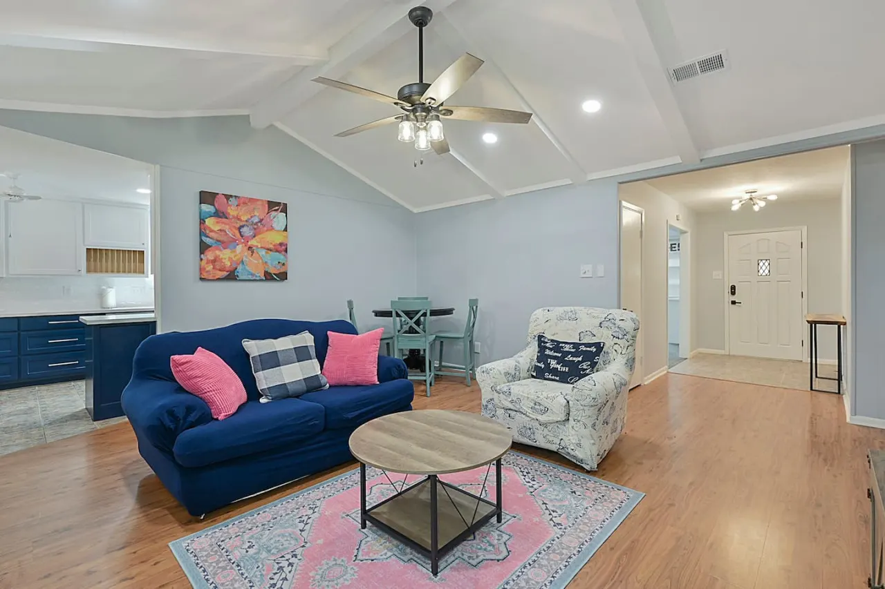 The Gathering Place: 4 BR+Yard 6