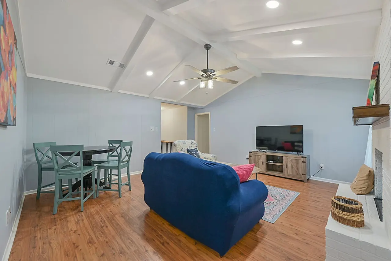 The Gathering Place: 4 BR+Yard 7