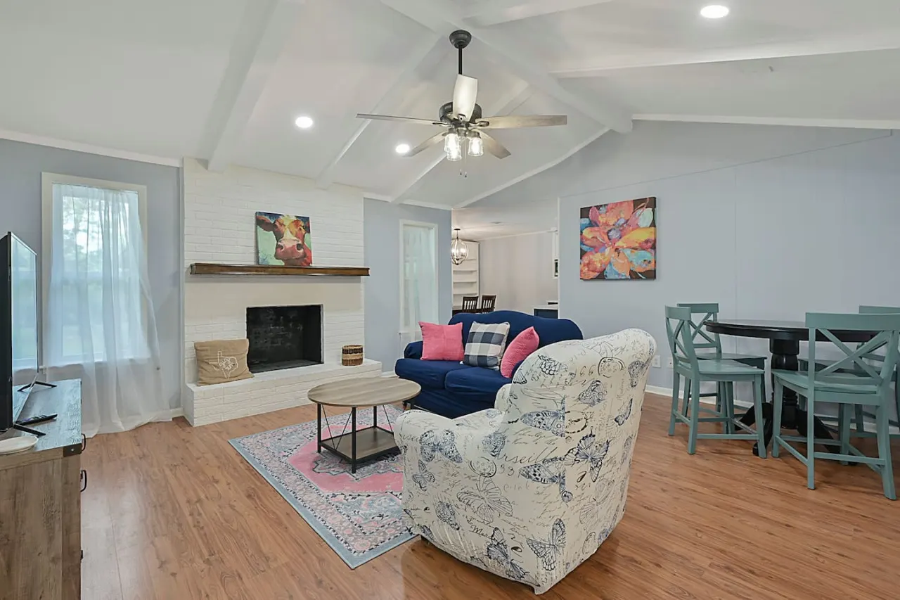 The Gathering Place: 4 BR+Yard 8