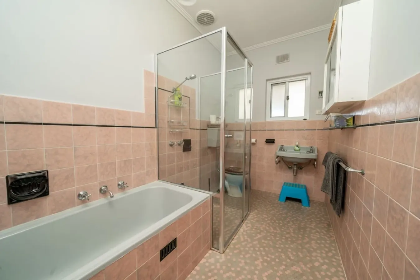 Brighton Beachfront Sanctuary—Retro Coastal Charm 13