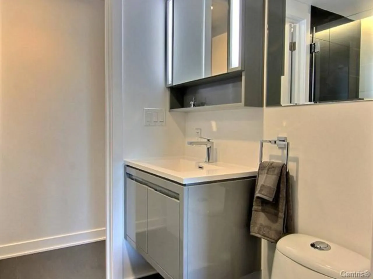 FurnishedMTL Modern Condo - Tour des Canadiens 8
