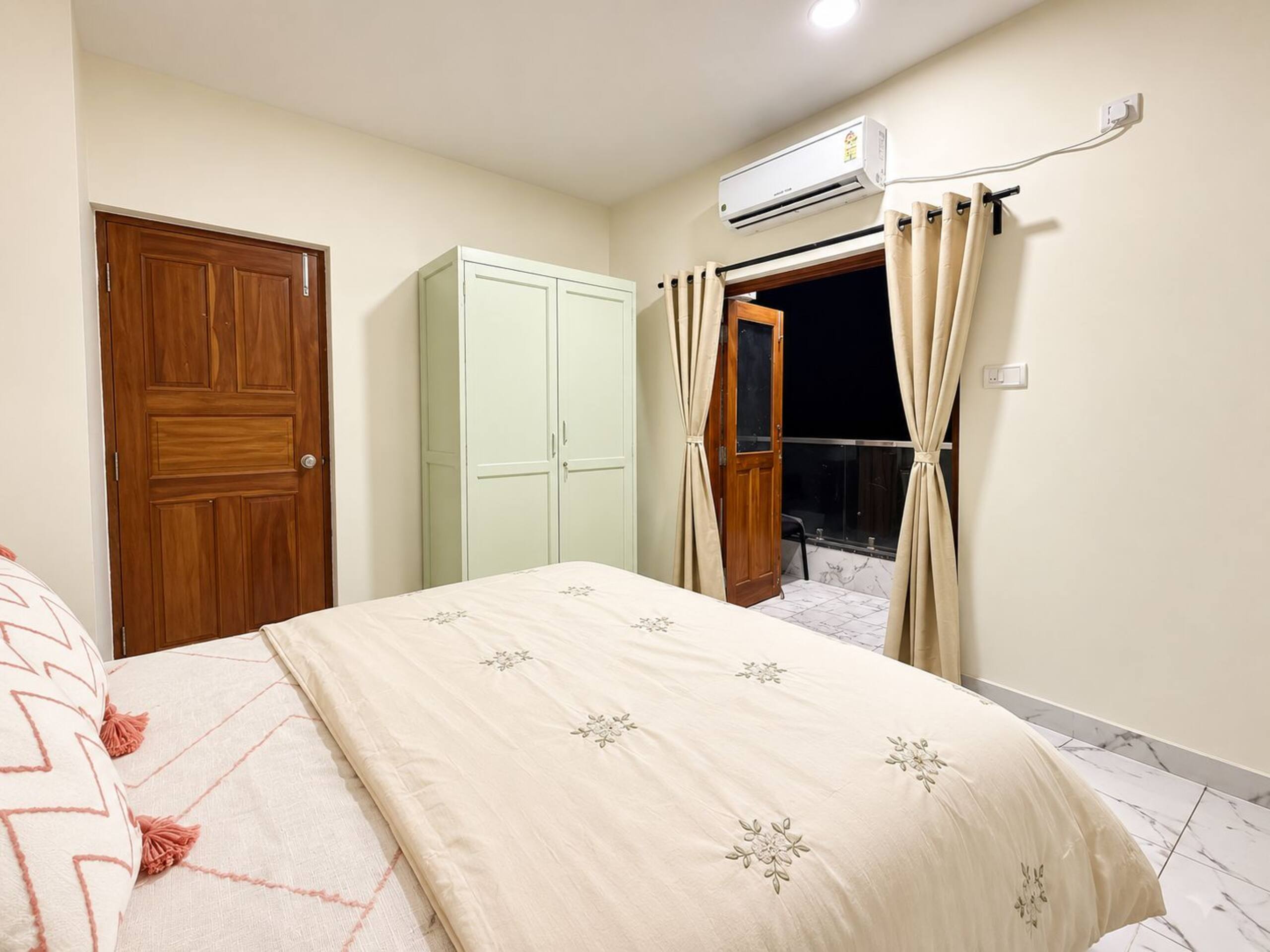 The Santorini – Pool Apt near Candolim Beach, Goa 8