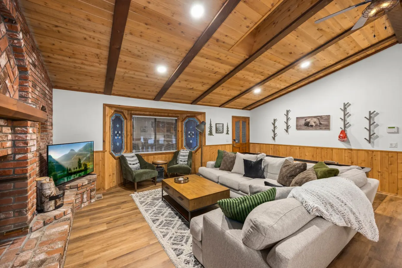 Nest and Needles: Perfect Nature Retreat with Hot Tub 13