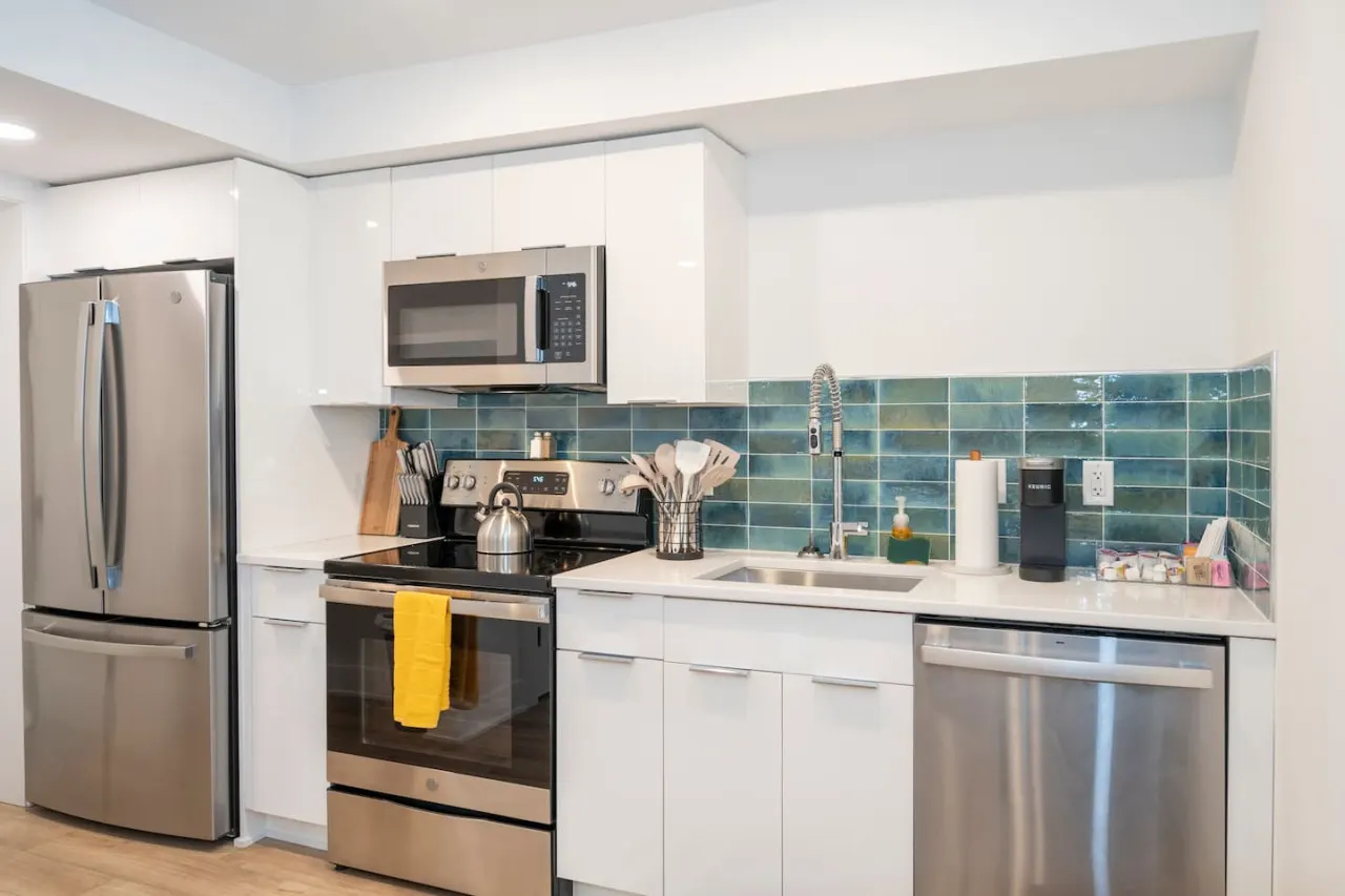 Luxury 1BR Condo: Modern Design & Prime Location 11