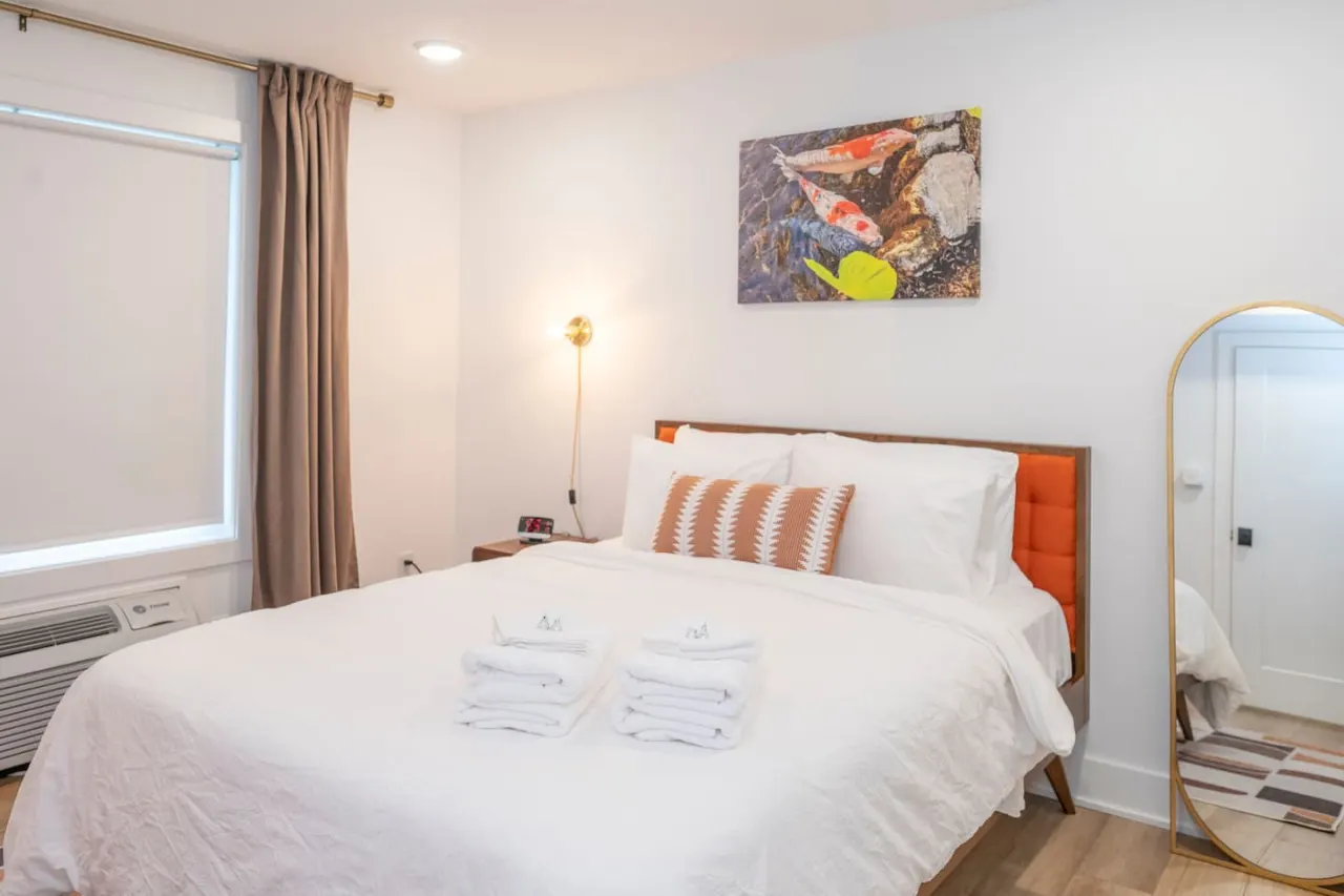 Luxury 1BR Condo: Modern Design & Prime Location 17