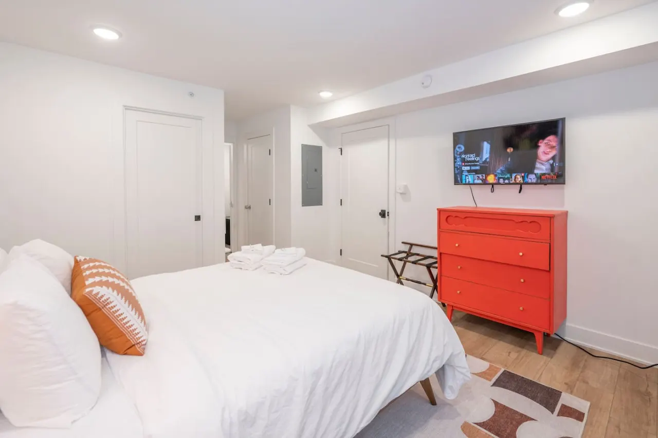 Luxury 1BR Condo: Modern Design & Prime Location 20