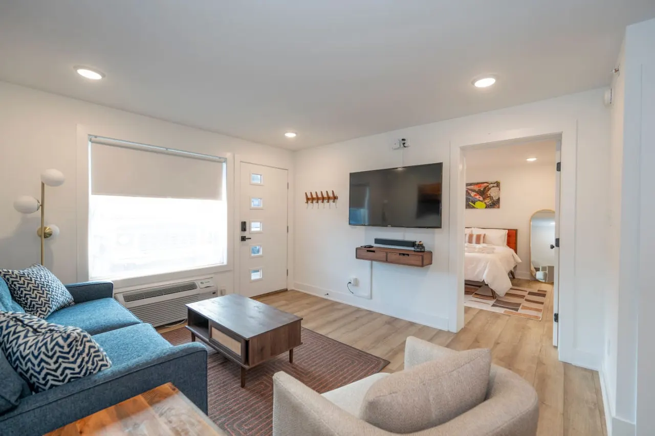 Luxury 1BR Condo: Modern Design & Prime Location 3