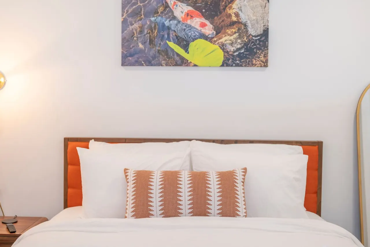 Luxury 1BR Condo: Modern Design & Prime Location 5