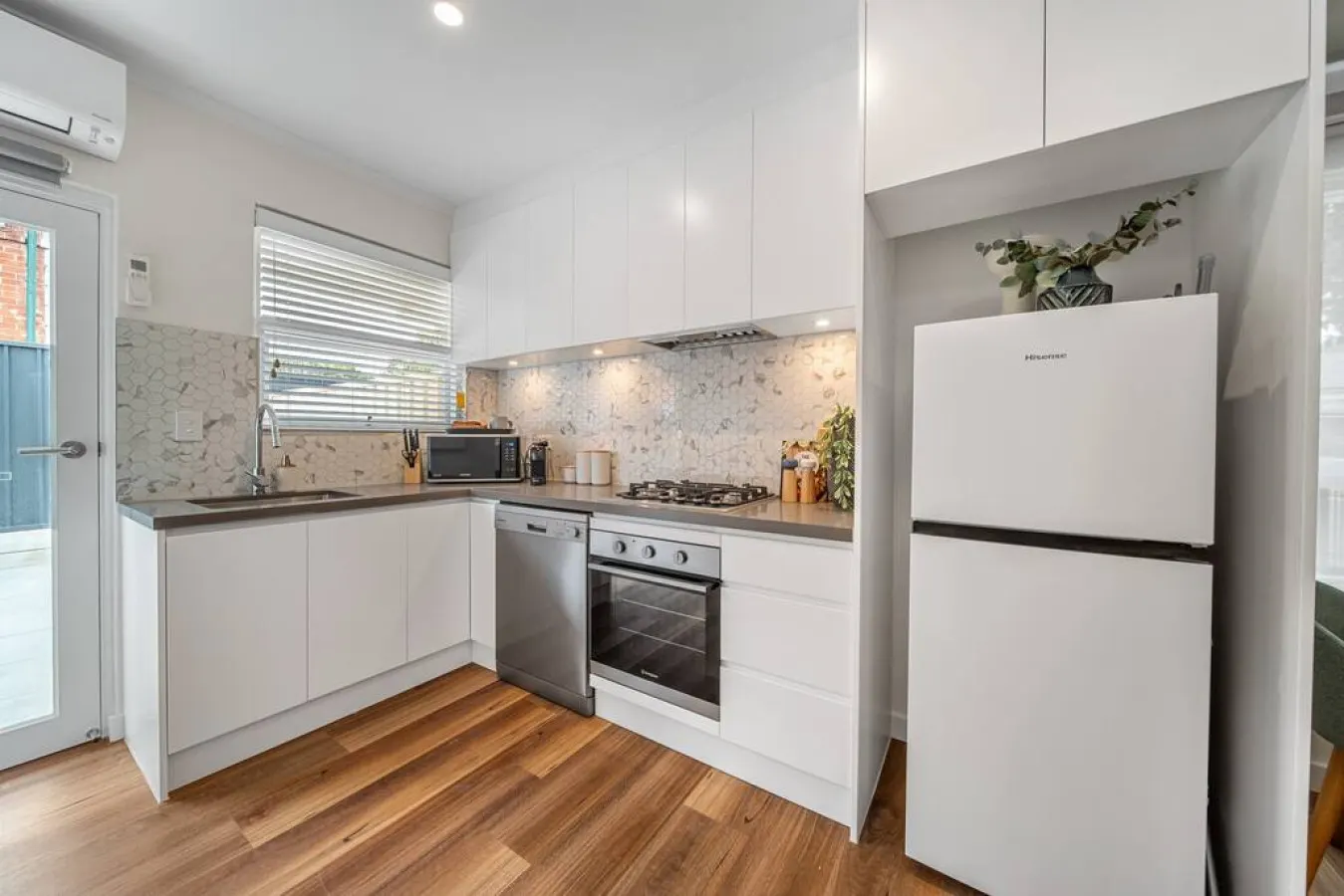 One Tea House—Contemporary Cityside Comfort 9