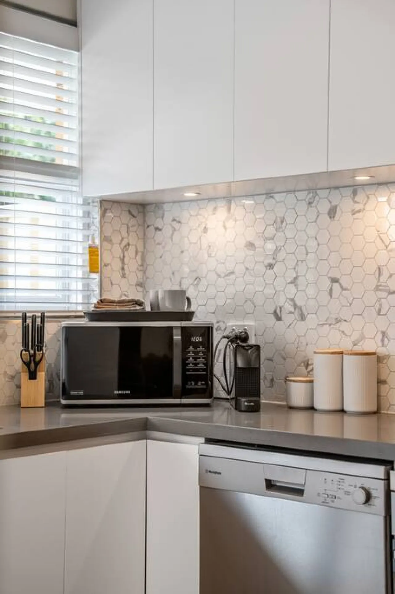 One Tea House—Contemporary Cityside Comfort 10