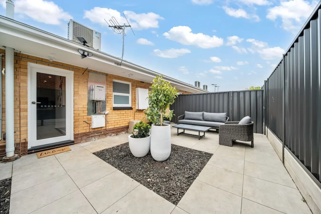 One Tea House—Contemporary Cityside Comfort 12