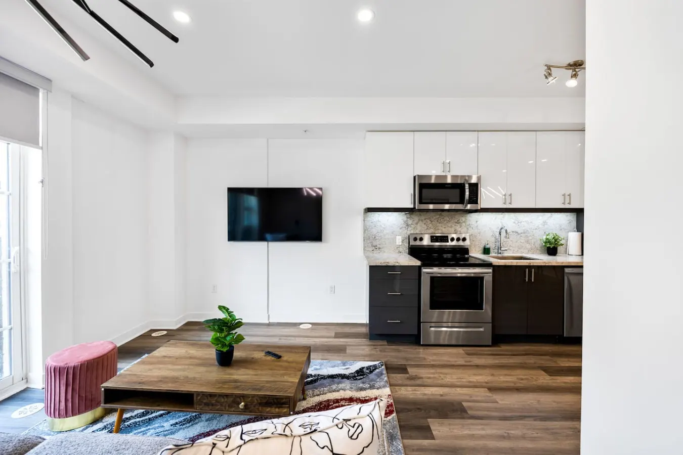 The Finch Luxe Nest Townhouse with Free Parking 2