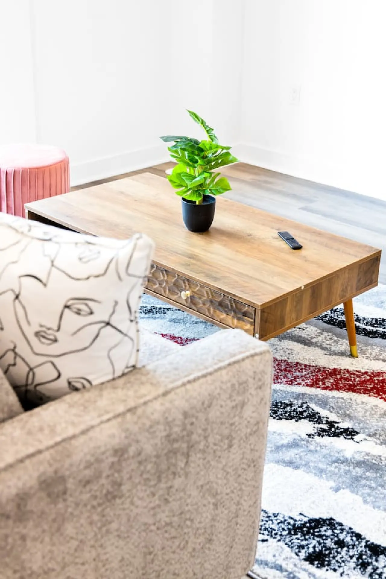 The Finch Luxe Nest Townhouse with Free Parking 10