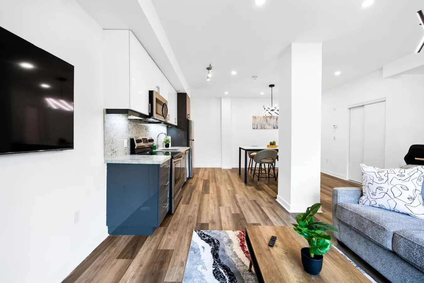 The Finch Luxe Nest Townhouse with Free Parking 11