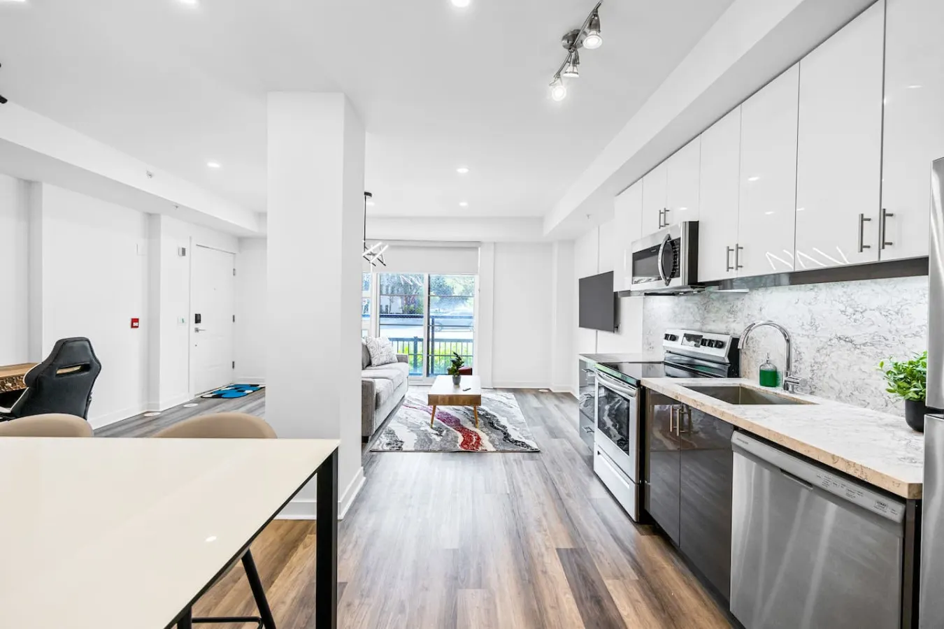 The Finch Luxe Nest Townhouse with Free Parking 12
