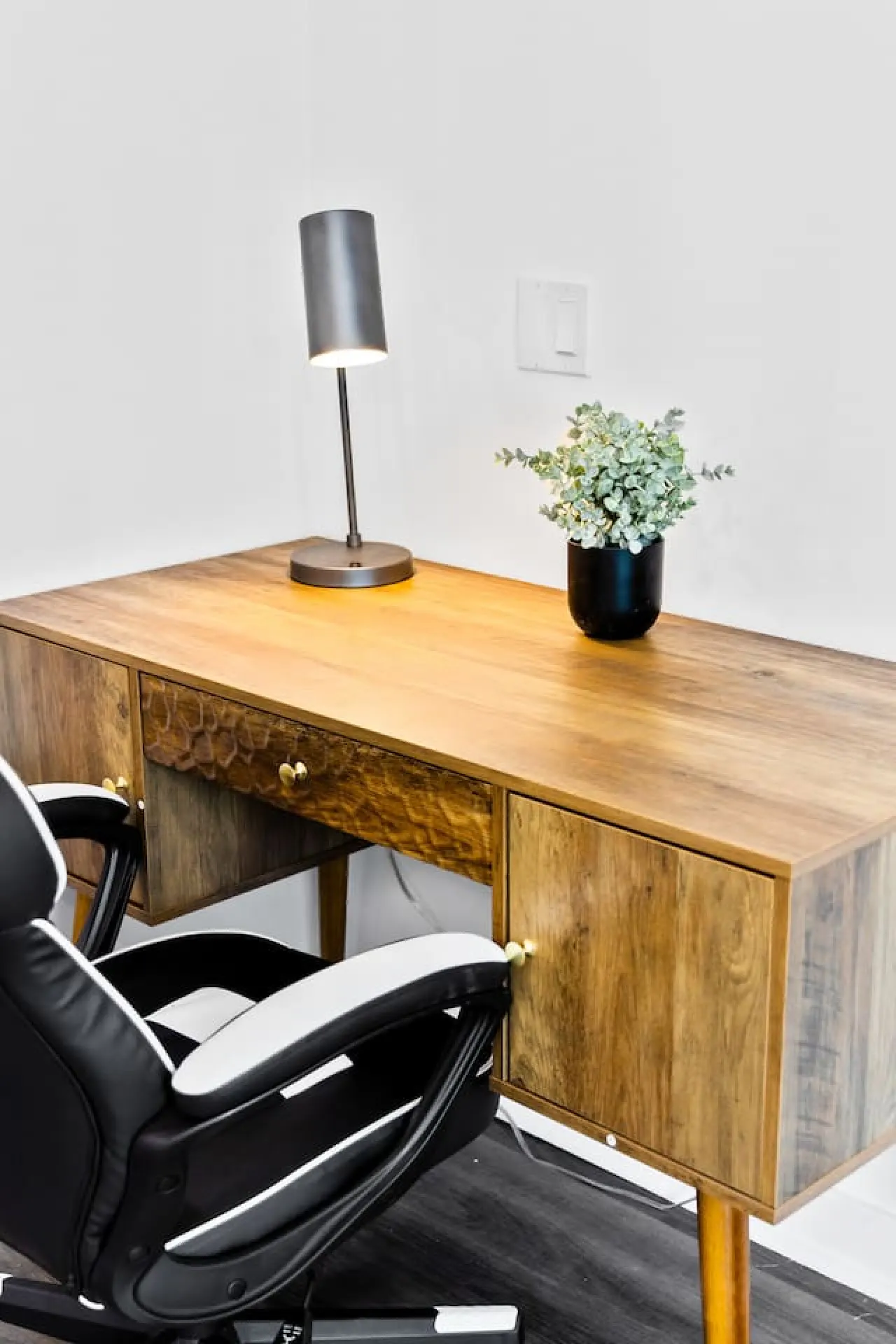 The Finch Luxe Nest Townhouse with Free Parking 13