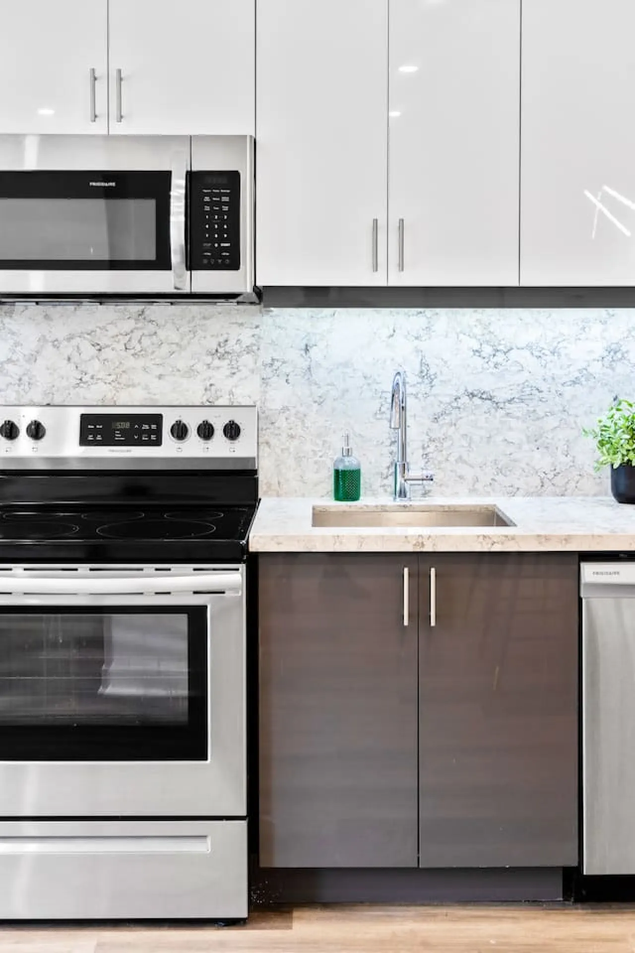 The Finch Luxe Nest Townhouse with Free Parking 15