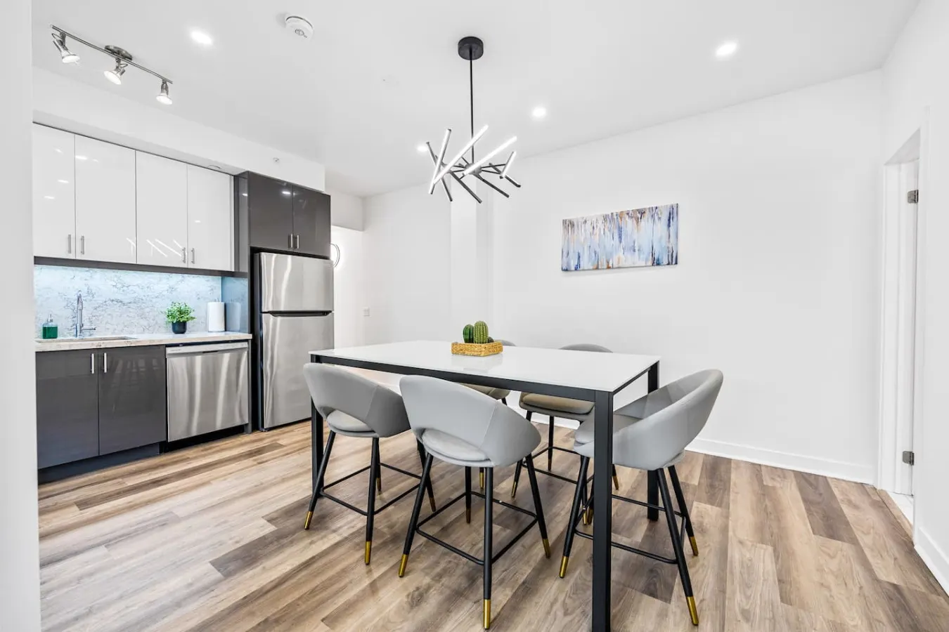 The Finch Luxe Nest Townhouse with Free Parking 16