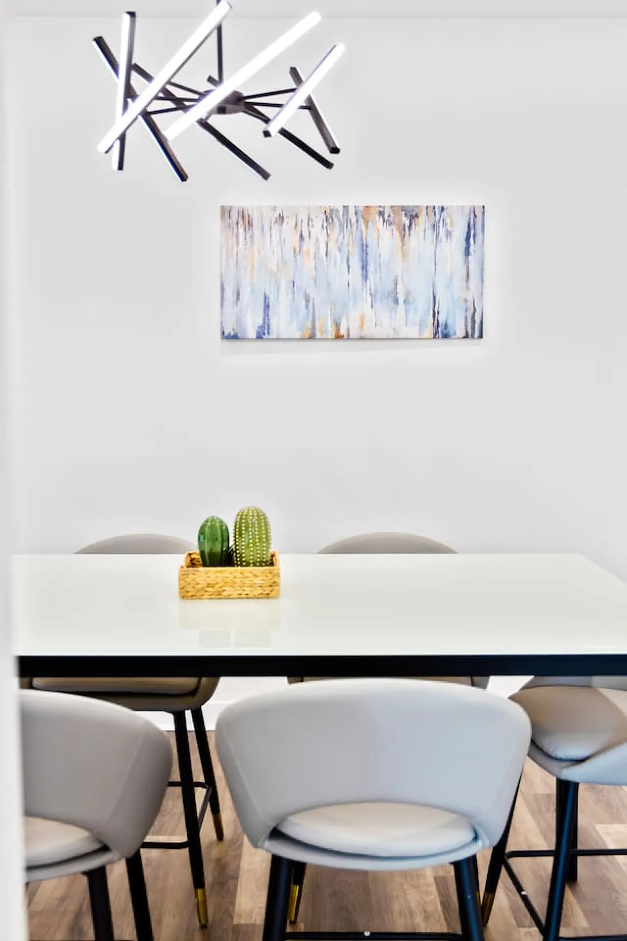 The Finch Luxe Nest Townhouse with Free Parking 17