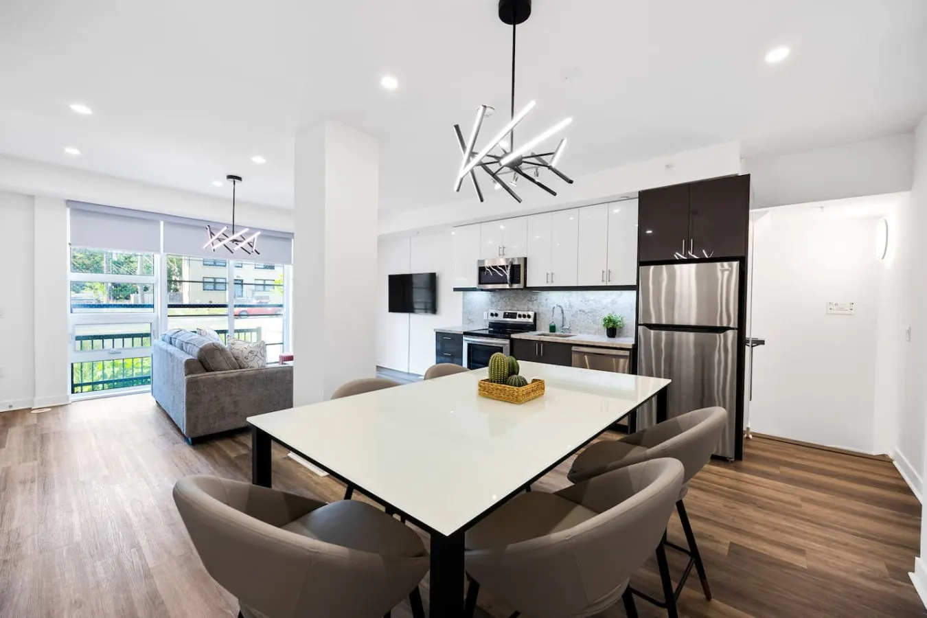 The Finch Luxe Nest Townhouse with Free Parking 3