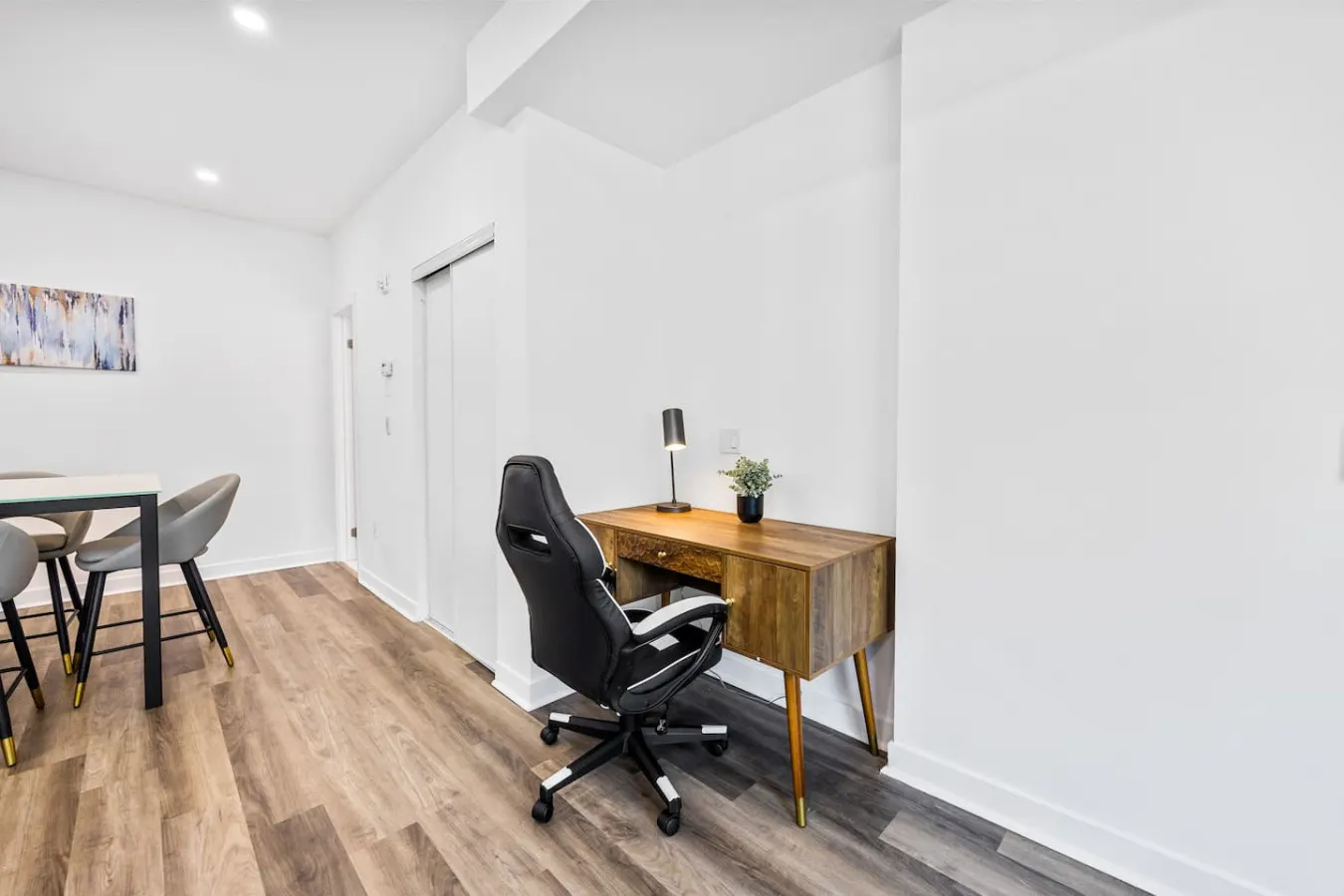 The Finch Luxe Nest Townhouse with Free Parking 5