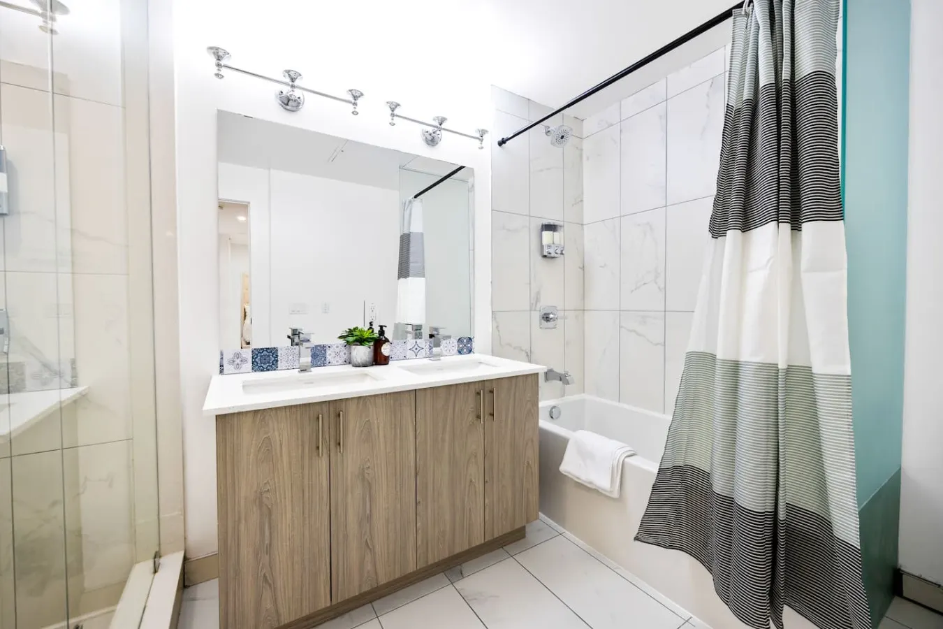 The Finch Luxe Nest Townhouse with Free Parking 6