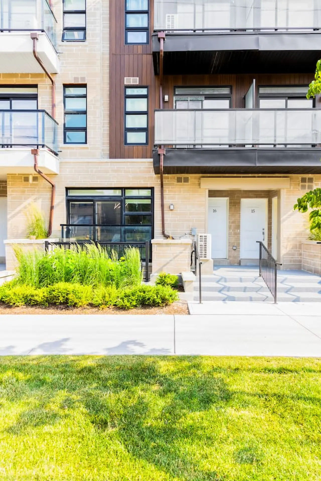 The Finch Luxe Nest Townhouse with Free Parking 7