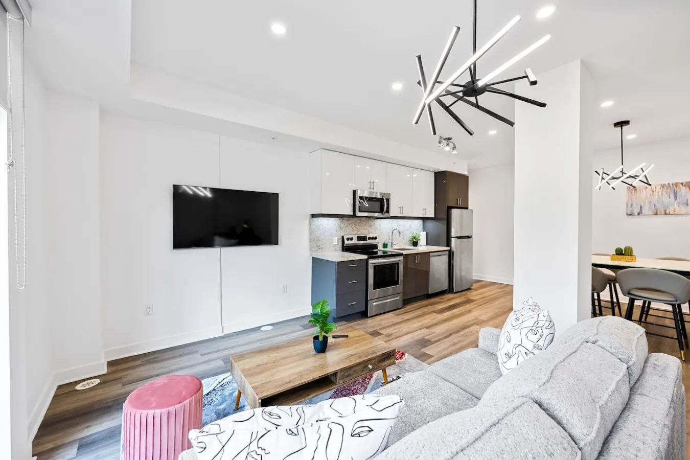 The Finch Luxe Nest Townhouse with Free Parking 8