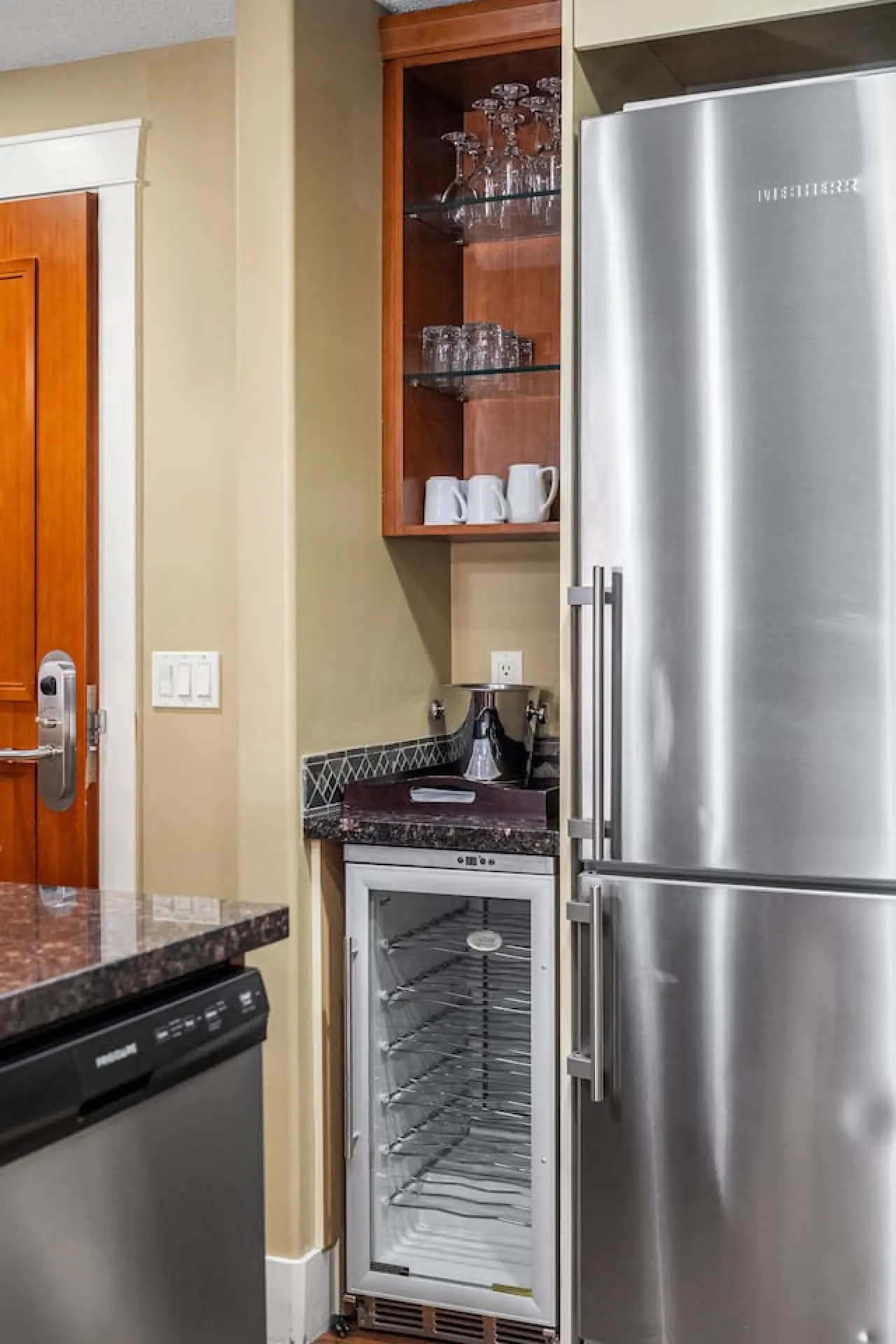 Solara Resort Condo: Fireplace, BBQ & Hot Tub 14